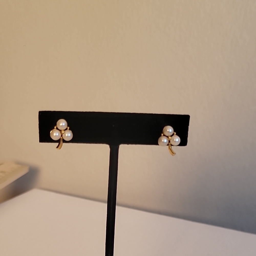 Vintage Trifari Elegant Gold and Pearl Clip On Earrings